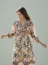 Mini-robe cintrée à la taille avec col en V et dentelle imprimée